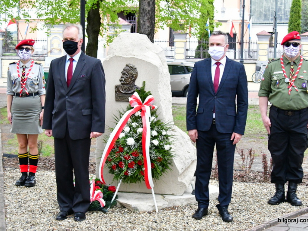 Biłgoraj. Burmistrz, Wójt i Przewodniczący Rady Miasta złożyli kwiaty ku czci majowej Konstytucji (FOTO)