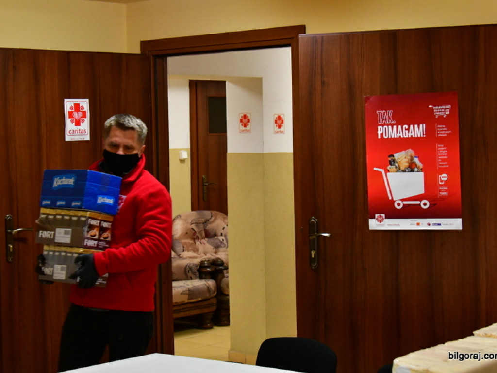 Pomoc od Caritas. Kilkaset kilogramów darów trafi do potrzebujących (FOTO)