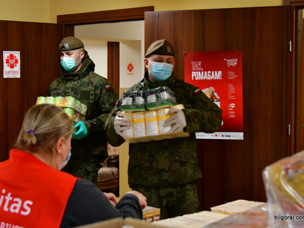 Pomoc od Caritas. Kilkaset kilogramów darów trafi do potrzebujących (FOTO)