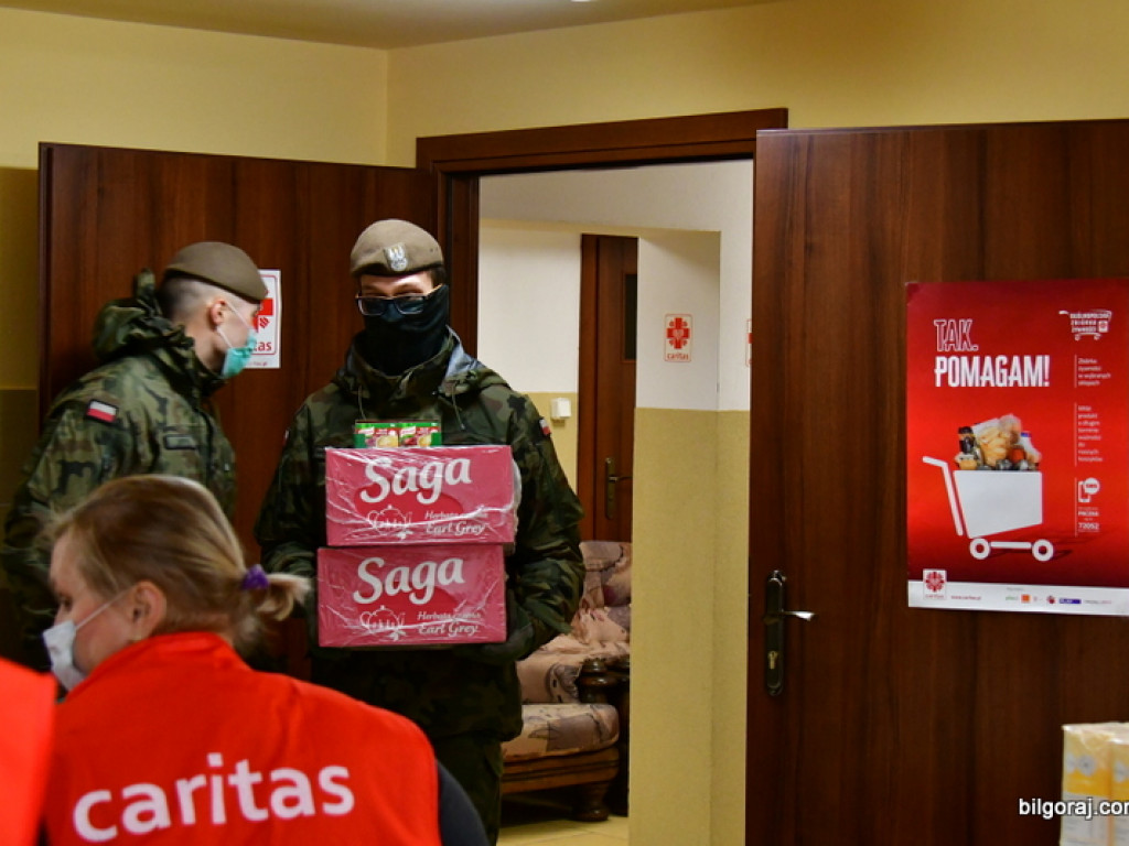 Pomoc od Caritas. Kilkaset kilogramów darów trafi do potrzebujących (FOTO)