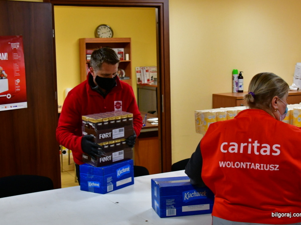 Pomoc od Caritas. Kilkaset kilogramów darów trafi do potrzebujących (FOTO)