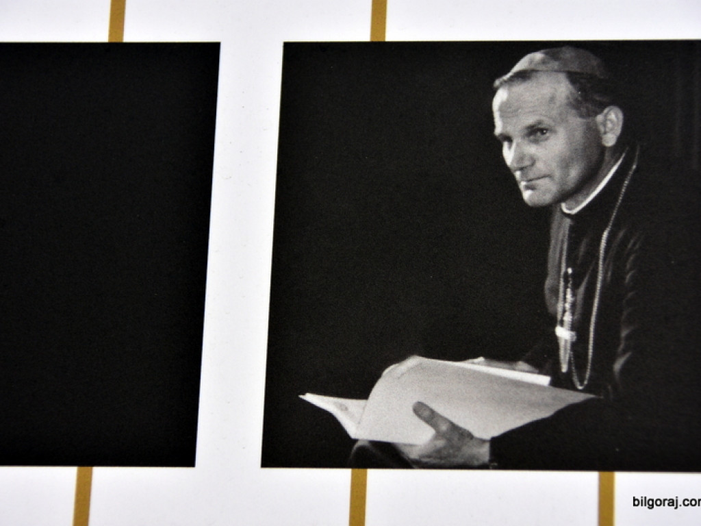 Wystawa na setną rocznicę urodzin Papieża Polaka (FOTO)