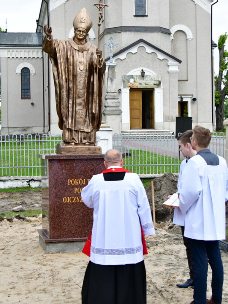 W Łukowej odsłonięto pomnik świętego Jana Pawła II (FOTO)