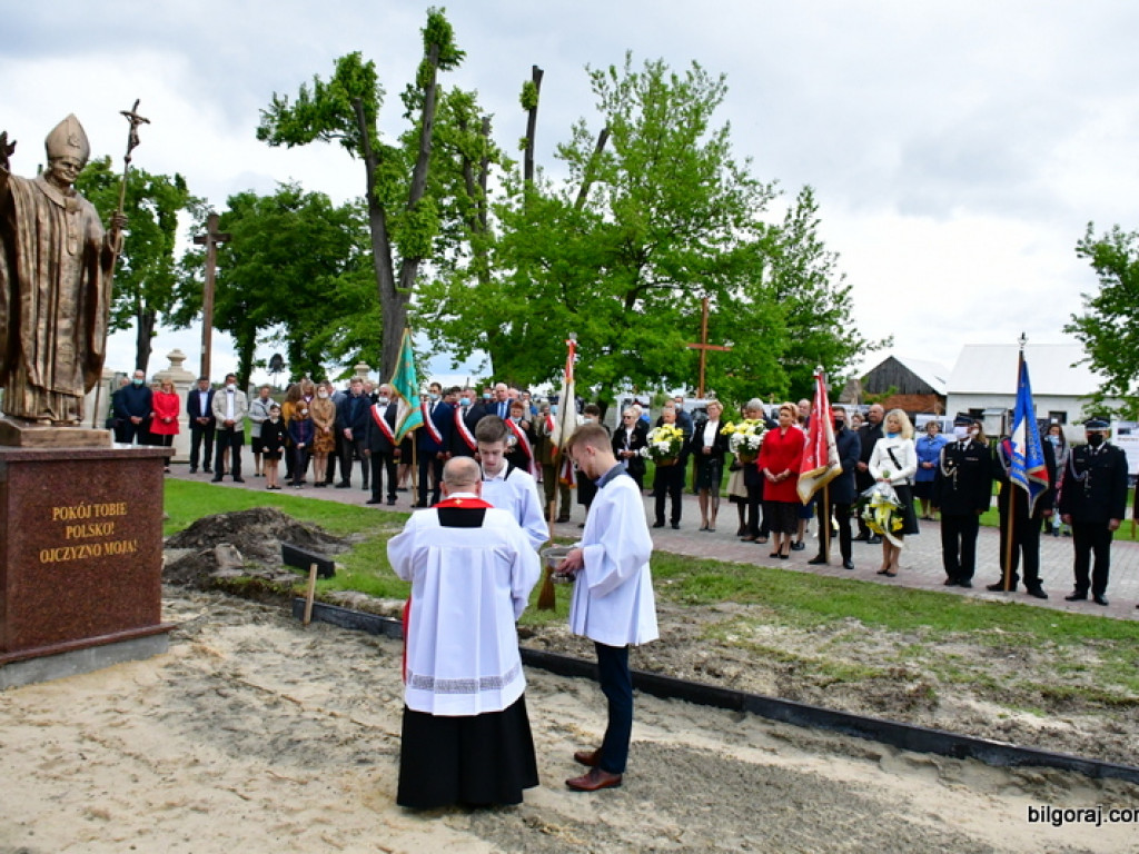 W Łukowej odsłonięto pomnik świętego Jana Pawła II (FOTO)