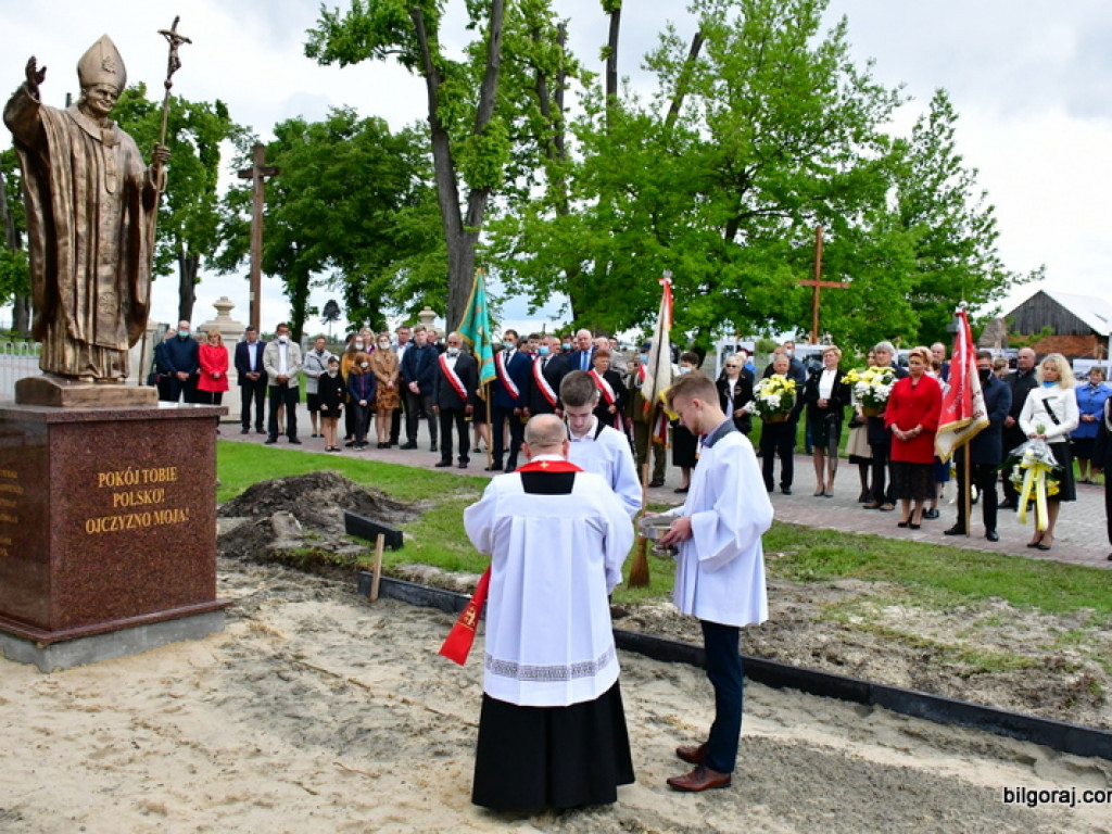 W Łukowej odsłonięto pomnik świętego Jana Pawła II (FOTO)