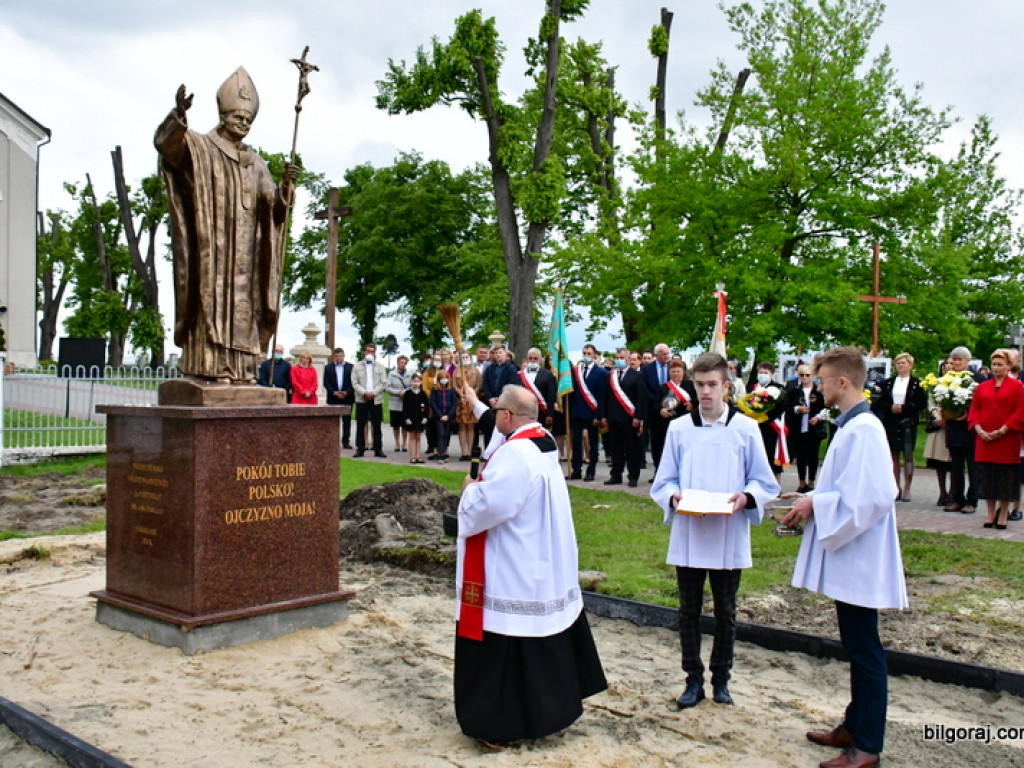 W Łukowej odsłonięto pomnik świętego Jana Pawła II (FOTO)