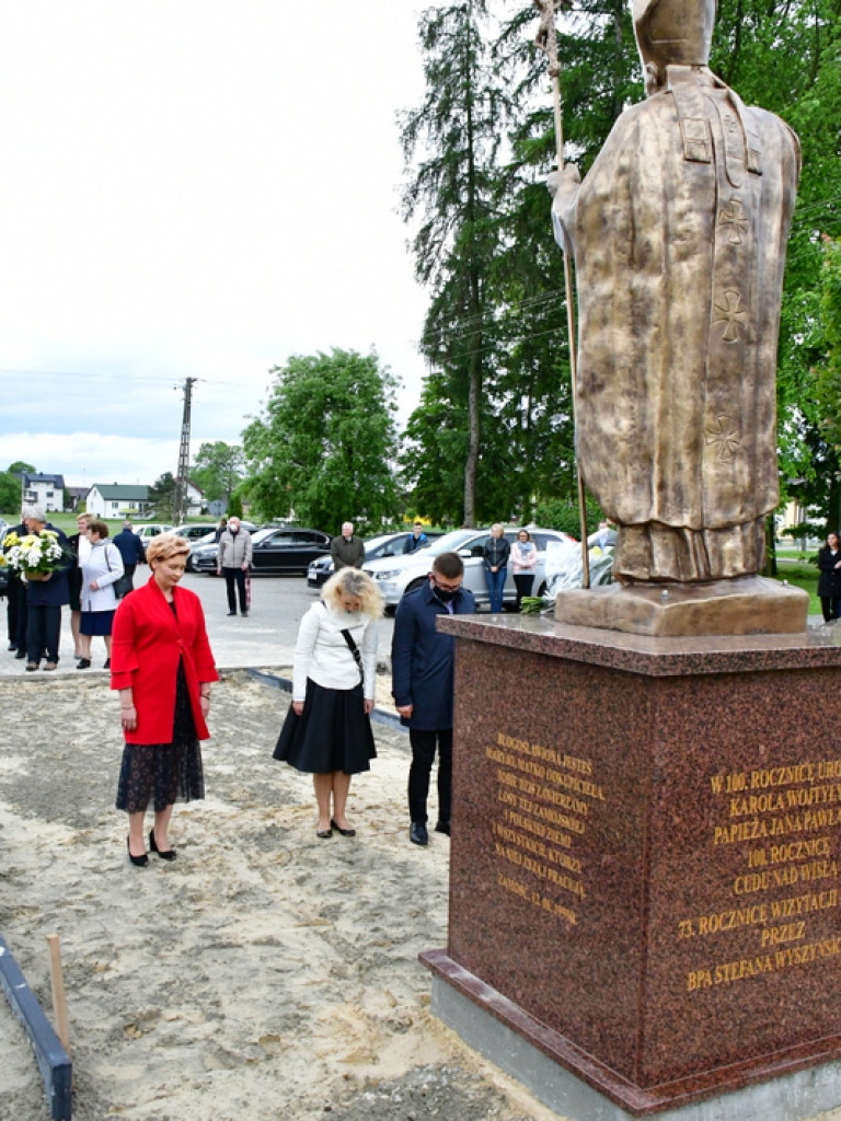 W Łukowej odsłonięto pomnik świętego Jana Pawła II (FOTO)