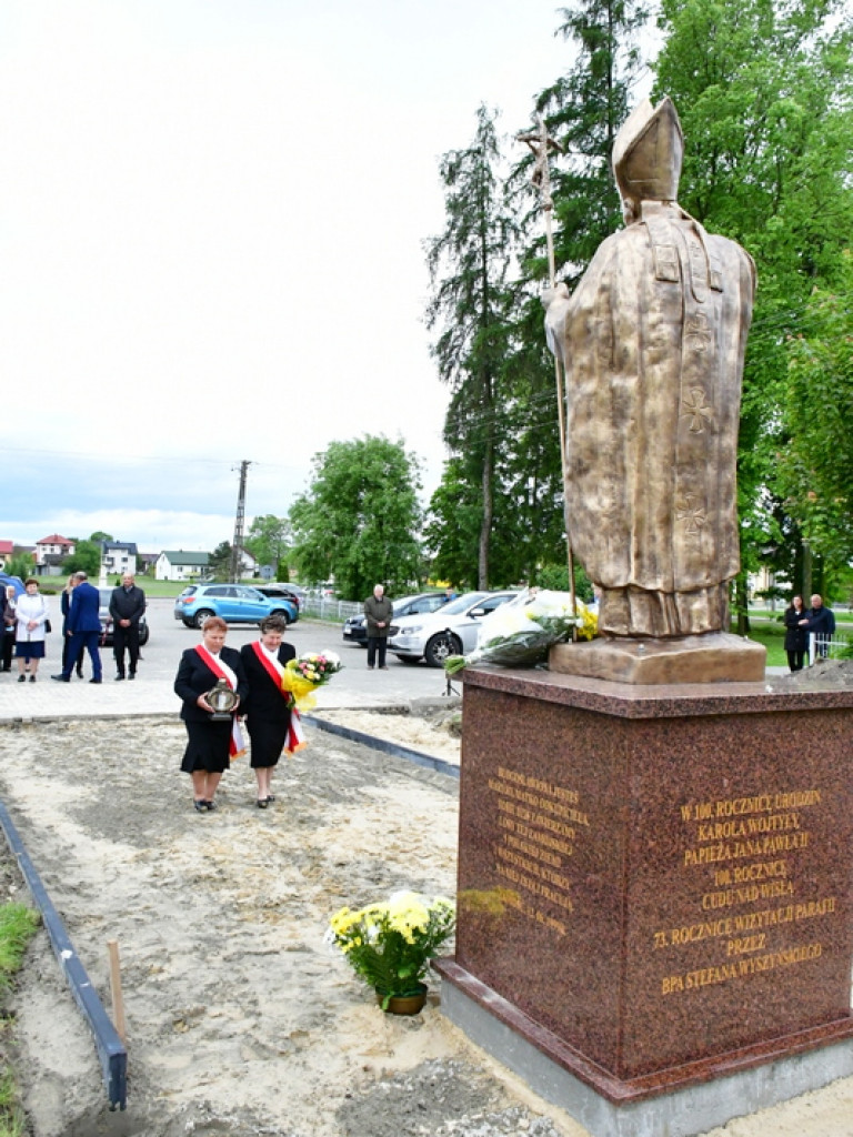 W Łukowej odsłonięto pomnik świętego Jana Pawła II (FOTO)