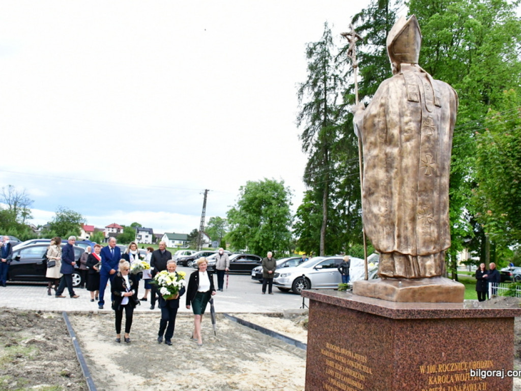 W Łukowej odsłonięto pomnik świętego Jana Pawła II (FOTO)