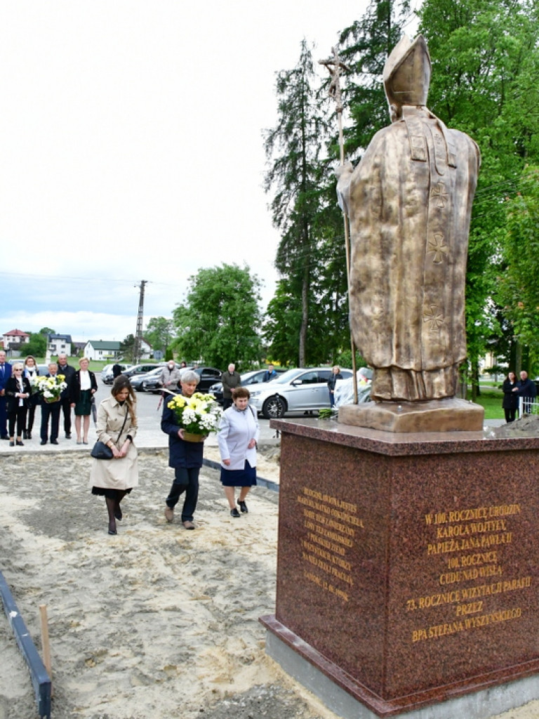 W Łukowej odsłonięto pomnik świętego Jana Pawła II (FOTO)