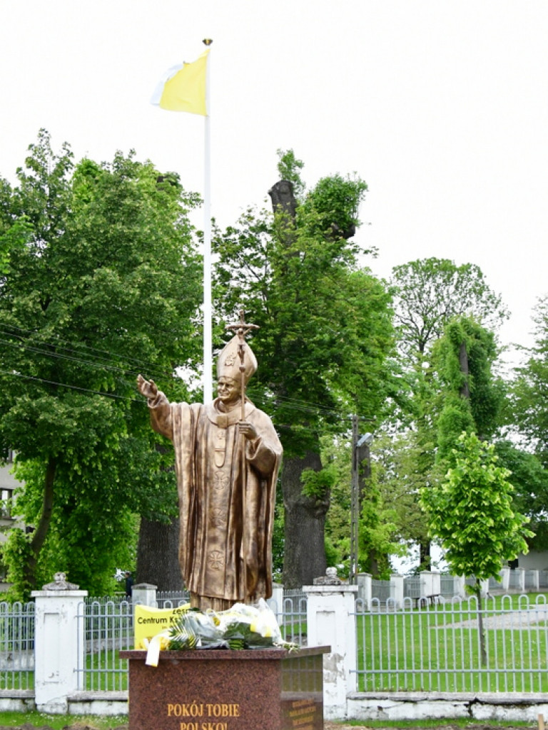 W Łukowej odsłonięto pomnik świętego Jana Pawła II (FOTO)