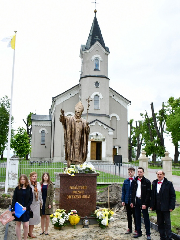 W Łukowej odsłonięto pomnik świętego Jana Pawła II (FOTO)