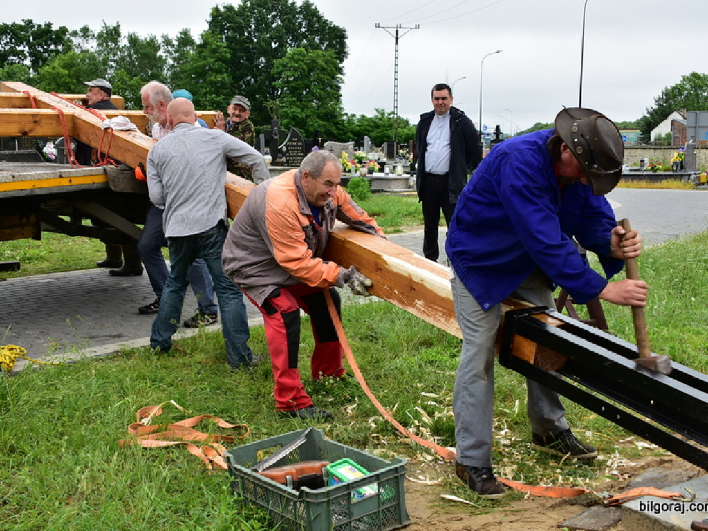 Biłgoraj. Karawaka stanęła na cmentarzu w Puszczy Solskiej (FOTO)