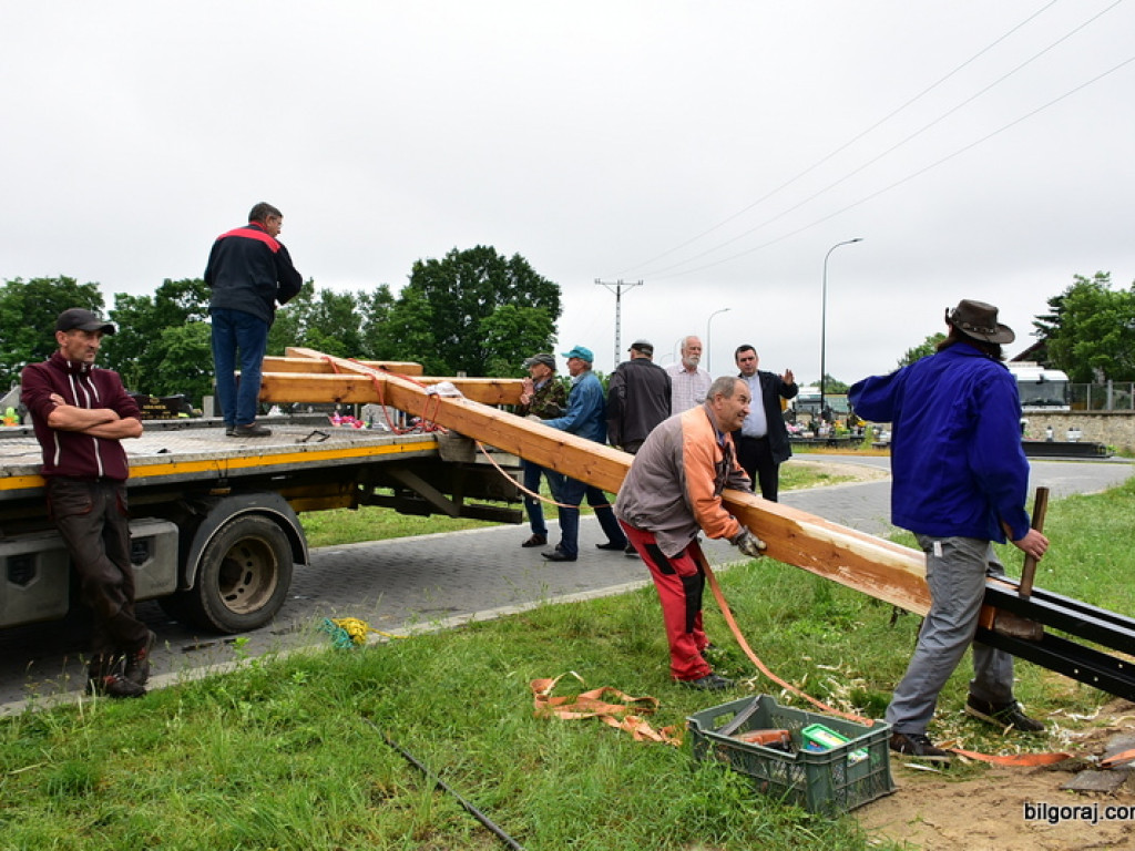 Biłgoraj. Karawaka stanęła na cmentarzu w Puszczy Solskiej (FOTO)