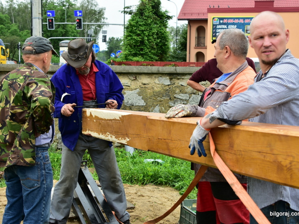 Biłgoraj. Karawaka stanęła na cmentarzu w Puszczy Solskiej (FOTO)