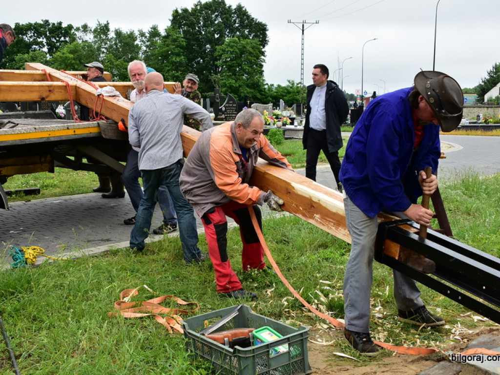 Biłgoraj. Karawaka stanęła na cmentarzu w Puszczy Solskiej (FOTO)