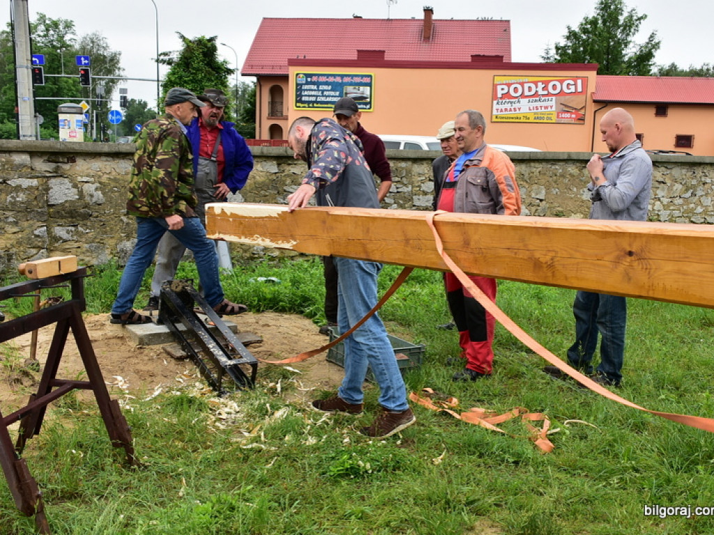 Biłgoraj. Karawaka stanęła na cmentarzu w Puszczy Solskiej (FOTO)
