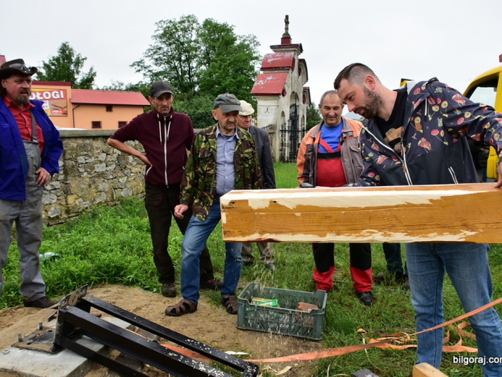 Biłgoraj. Karawaka stanęła na cmentarzu w Puszczy Solskiej (FOTO)