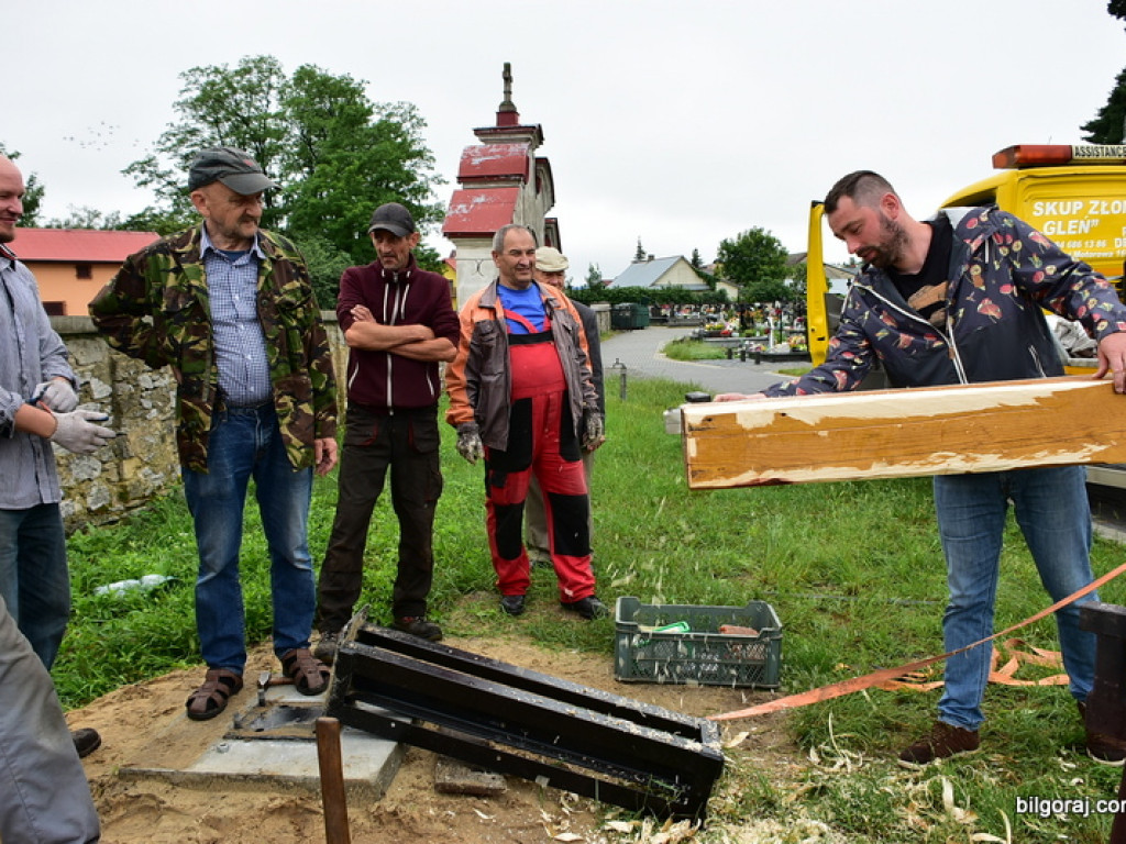 Biłgoraj. Karawaka stanęła na cmentarzu w Puszczy Solskiej (FOTO)