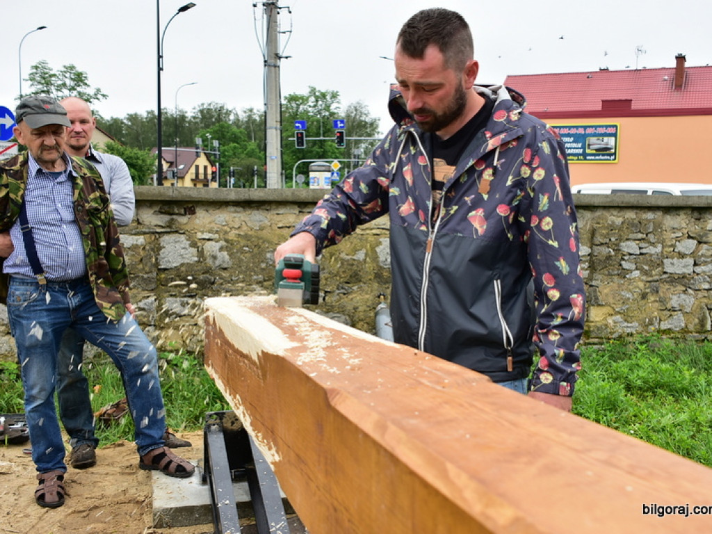 Biłgoraj. Karawaka stanęła na cmentarzu w Puszczy Solskiej (FOTO)