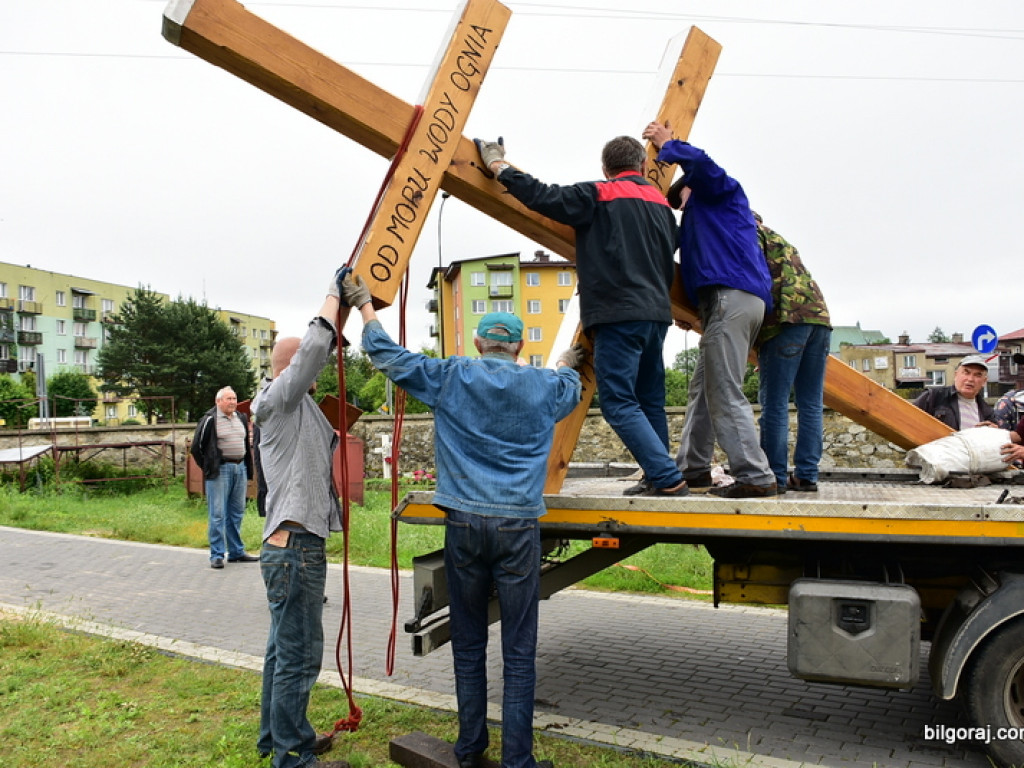 Biłgoraj. Karawaka stanęła na cmentarzu w Puszczy Solskiej (FOTO)