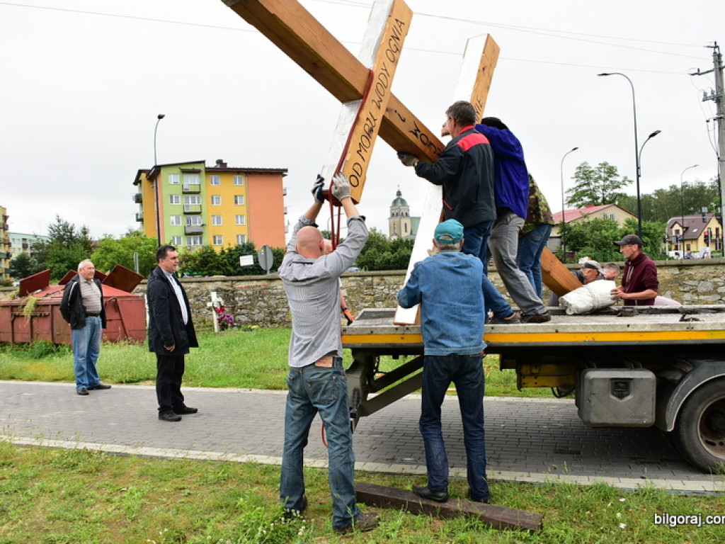 Biłgoraj. Karawaka stanęła na cmentarzu w Puszczy Solskiej (FOTO)