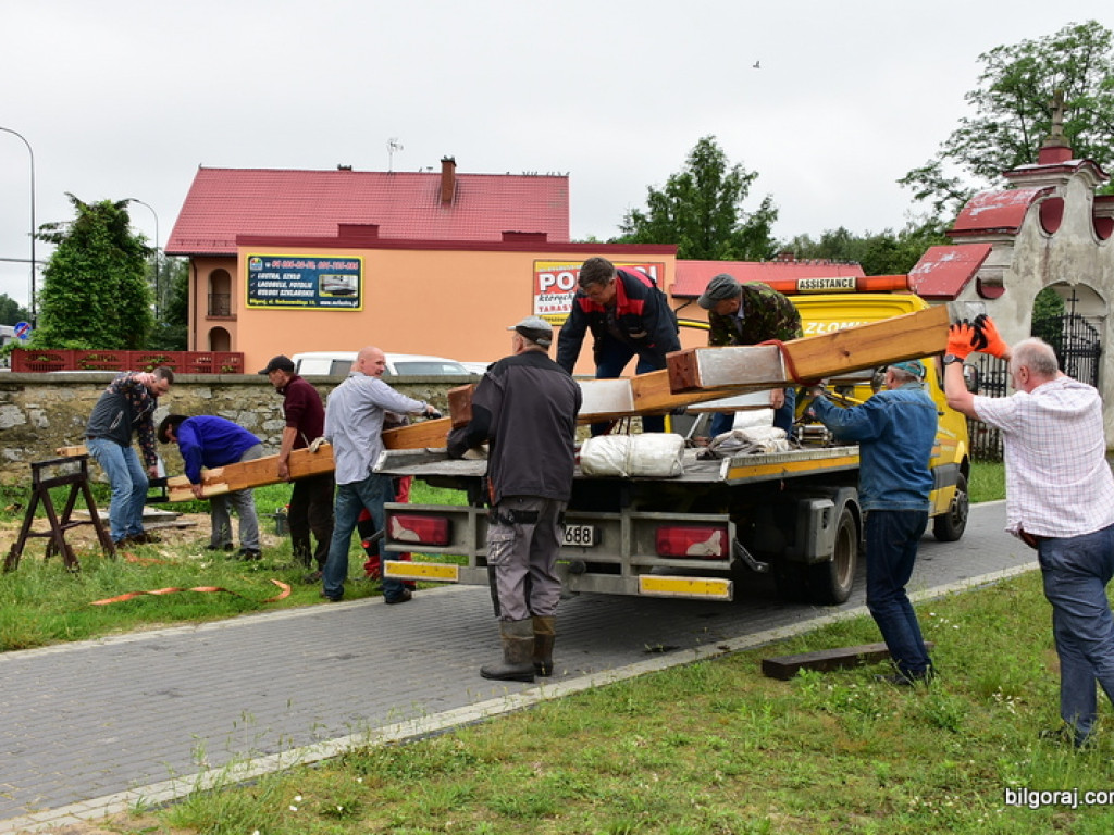 Biłgoraj. Karawaka stanęła na cmentarzu w Puszczy Solskiej (FOTO)