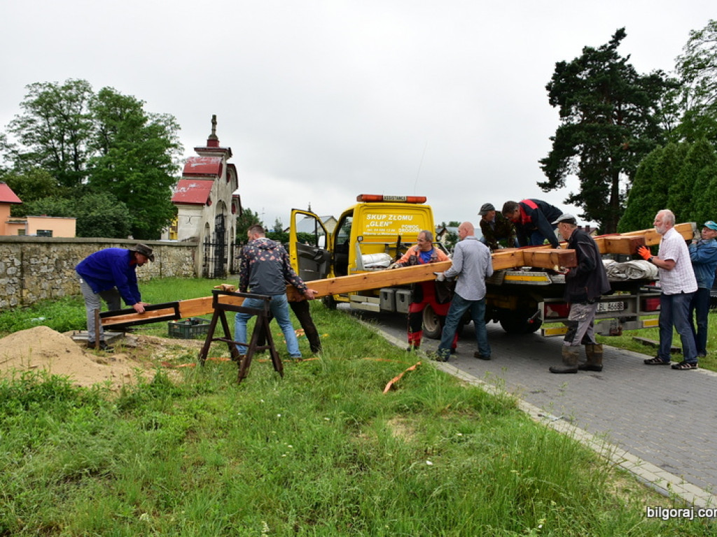 Biłgoraj. Karawaka stanęła na cmentarzu w Puszczy Solskiej (FOTO)