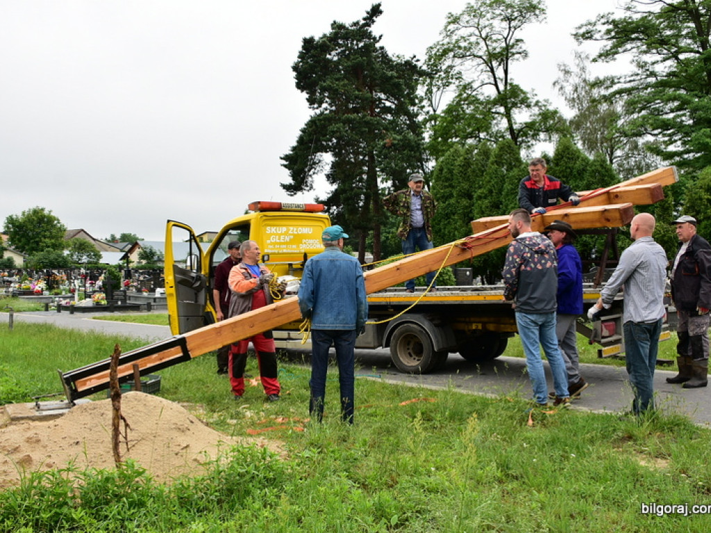 Biłgoraj. Karawaka stanęła na cmentarzu w Puszczy Solskiej (FOTO)