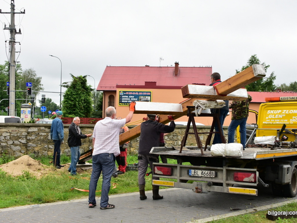 Biłgoraj. Karawaka stanęła na cmentarzu w Puszczy Solskiej (FOTO)