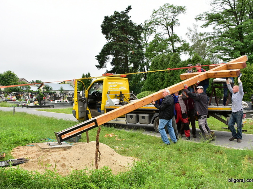 Biłgoraj. Karawaka stanęła na cmentarzu w Puszczy Solskiej (FOTO)