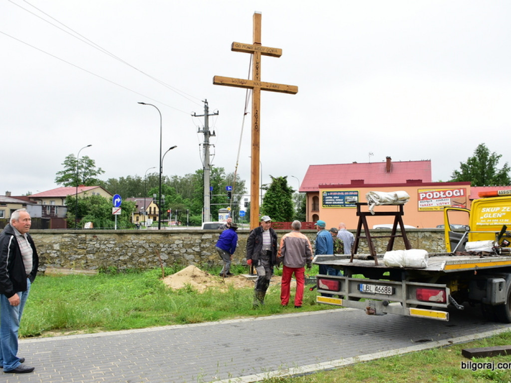 Biłgoraj. Karawaka stanęła na cmentarzu w Puszczy Solskiej (FOTO)