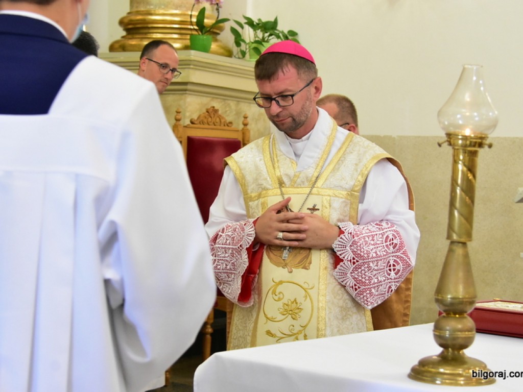 Krzyż epidemiczny w Puszczy Solskiej poświęcony. To już druga karawaka postawiona w związku z epidemią koronawirusa (FOTO)