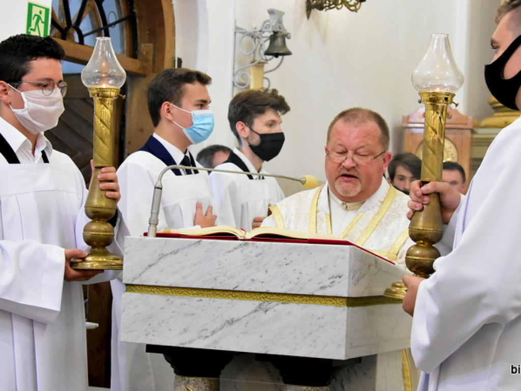 Krzyż epidemiczny w Puszczy Solskiej poświęcony. To już druga karawaka postawiona w związku z epidemią koronawirusa (FOTO)