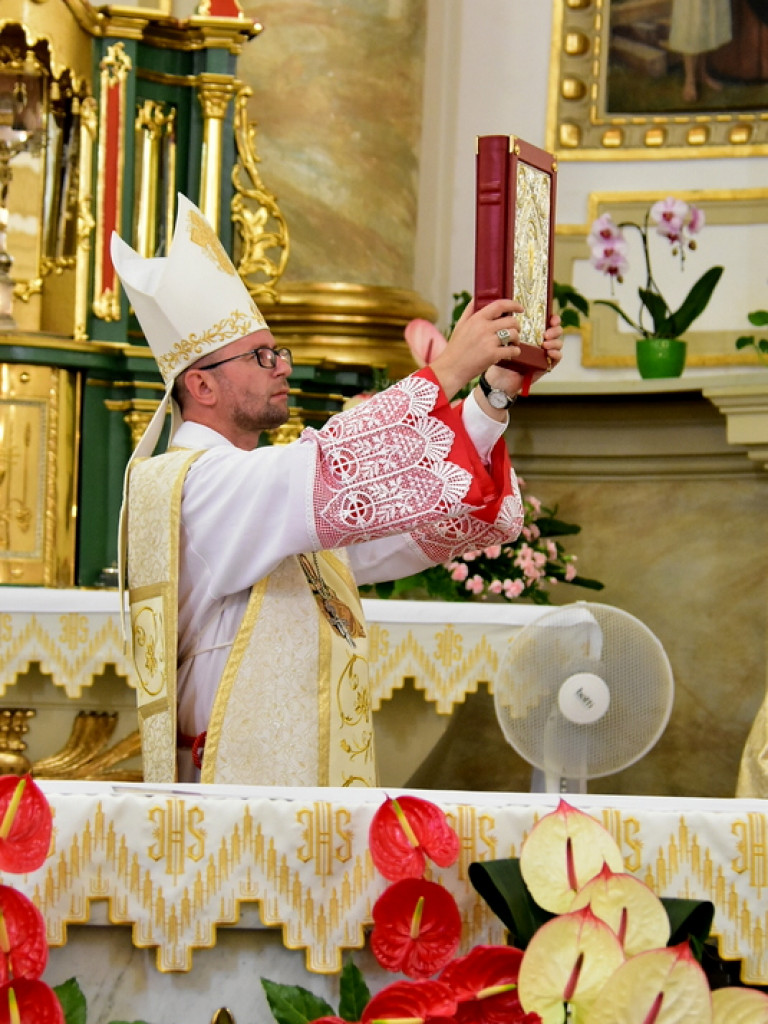 Krzyż epidemiczny w Puszczy Solskiej poświęcony. To już druga karawaka postawiona w związku z epidemią koronawirusa (FOTO)
