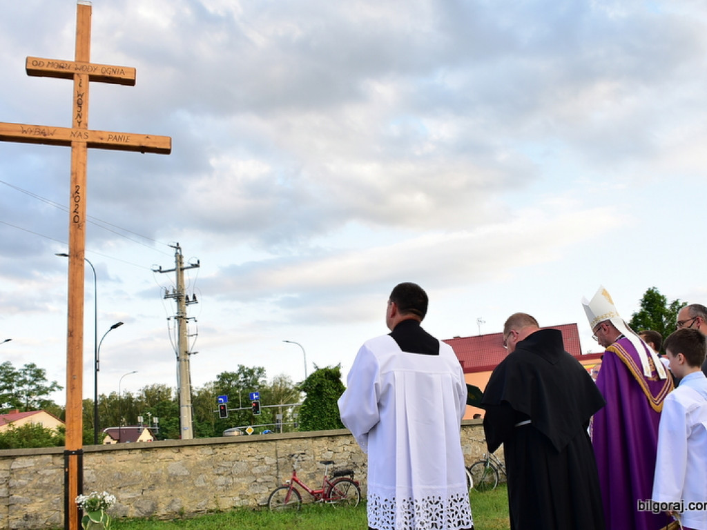 Krzyż epidemiczny w Puszczy Solskiej poświęcony. To już druga karawaka postawiona w związku z epidemią koronawirusa (FOTO)