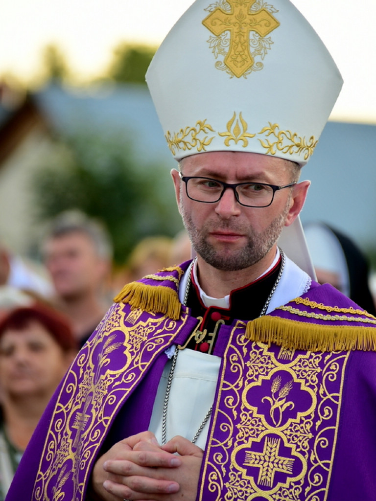 Krzyż epidemiczny w Puszczy Solskiej poświęcony. To już druga karawaka postawiona w związku z epidemią koronawirusa (FOTO)