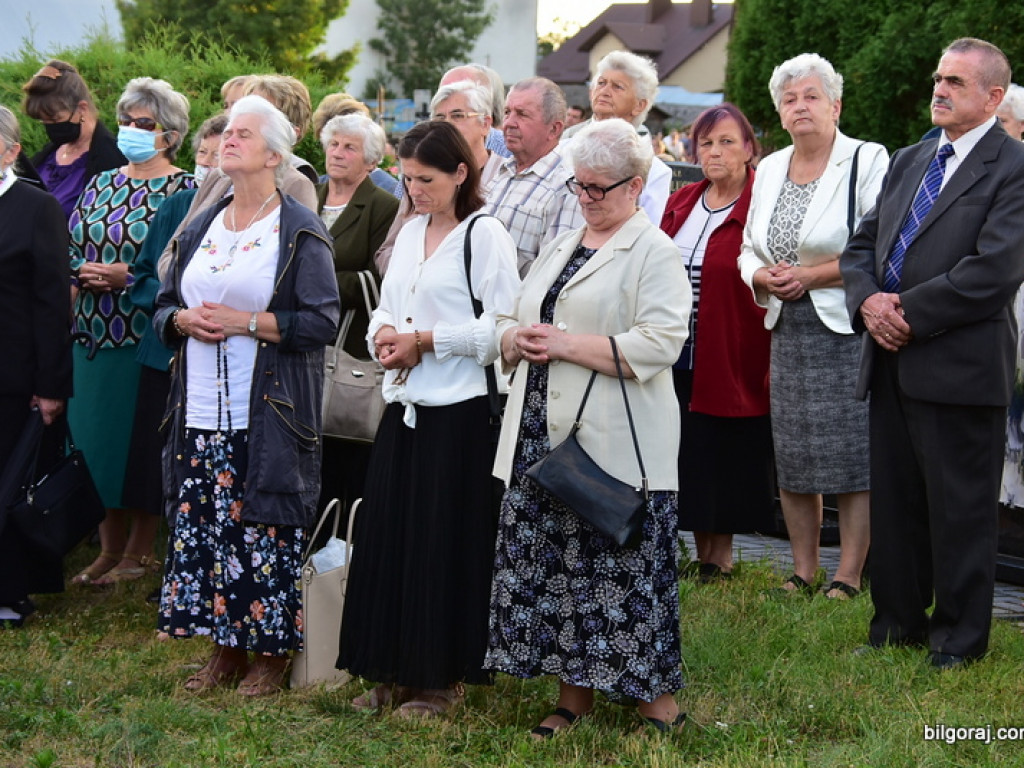 Krzyż epidemiczny w Puszczy Solskiej poświęcony. To już druga karawaka postawiona w związku z epidemią koronawirusa (FOTO)