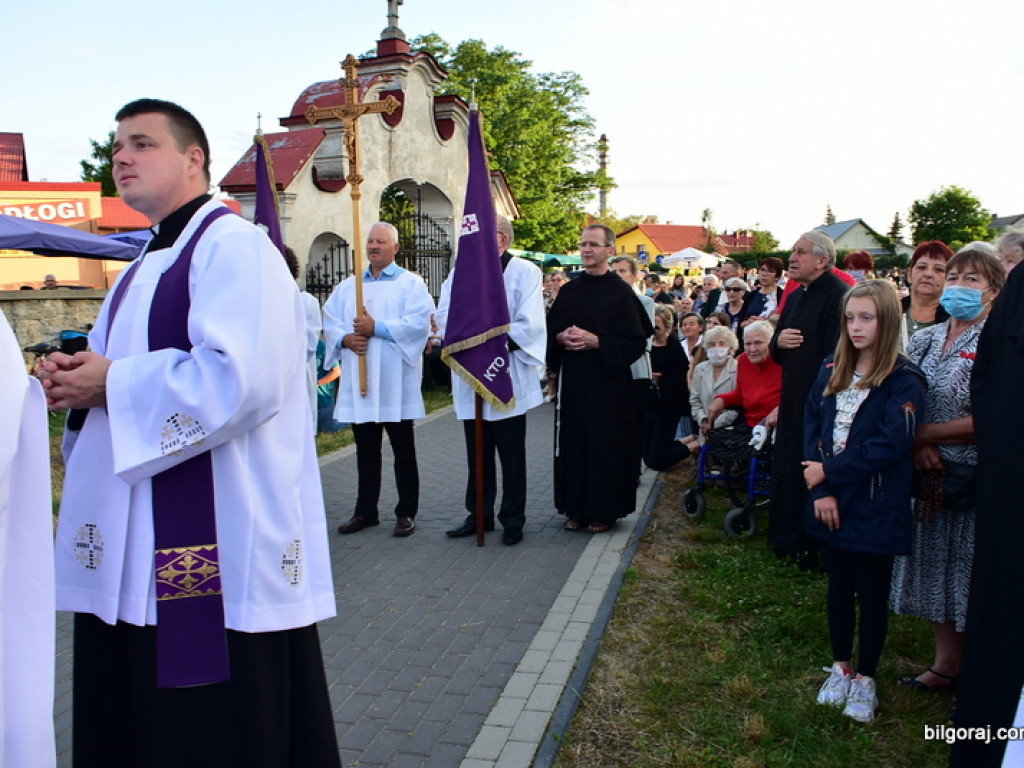 Krzyż epidemiczny w Puszczy Solskiej poświęcony. To już druga karawaka postawiona w związku z epidemią koronawirusa (FOTO)