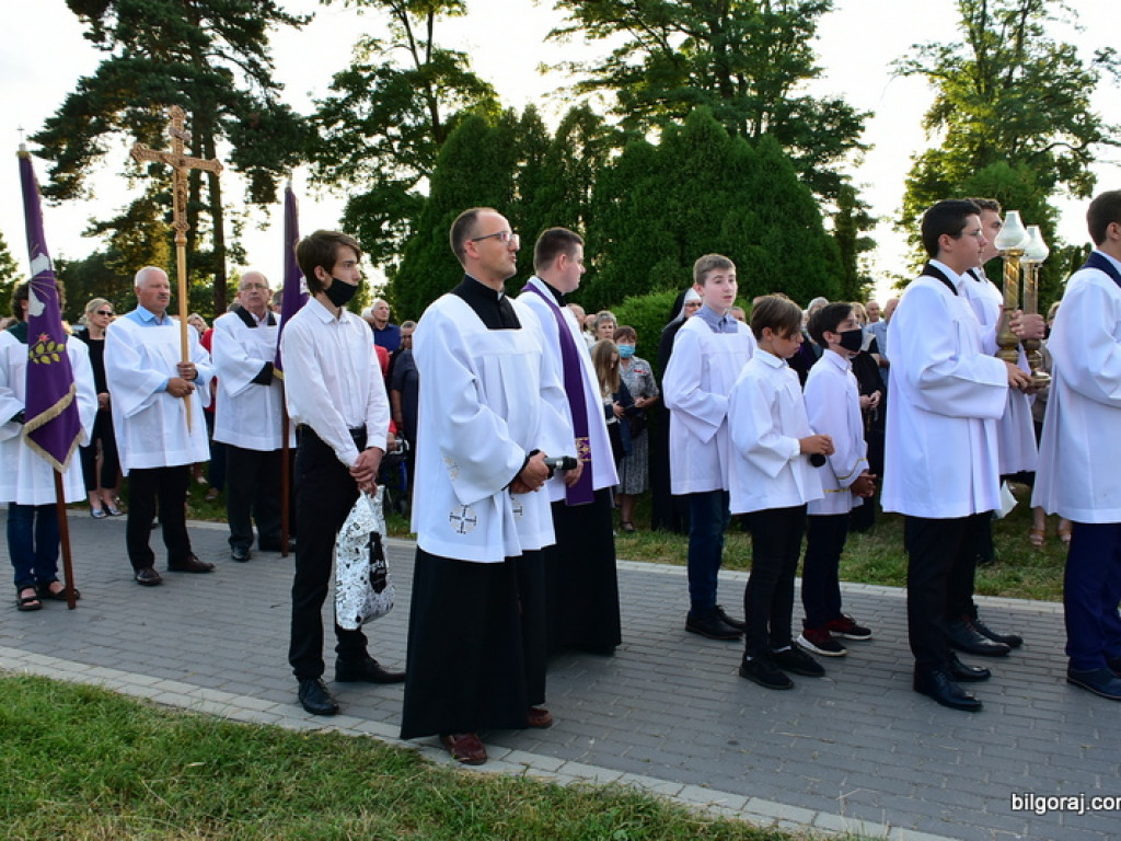 Krzyż epidemiczny w Puszczy Solskiej poświęcony. To już druga karawaka postawiona w związku z epidemią koronawirusa (FOTO)