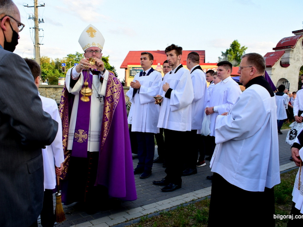 Krzyż epidemiczny w Puszczy Solskiej poświęcony. To już druga karawaka postawiona w związku z epidemią koronawirusa (FOTO)