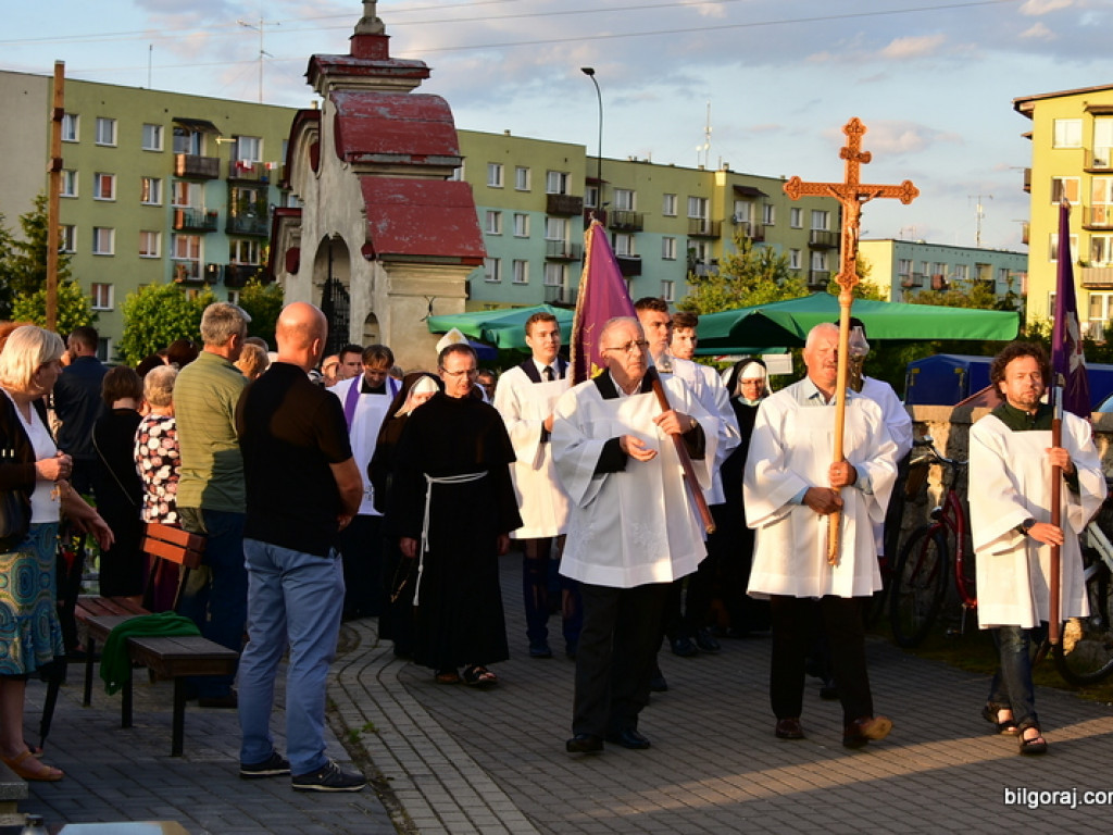 Krzyż epidemiczny w Puszczy Solskiej poświęcony. To już druga karawaka postawiona w związku z epidemią koronawirusa (FOTO)