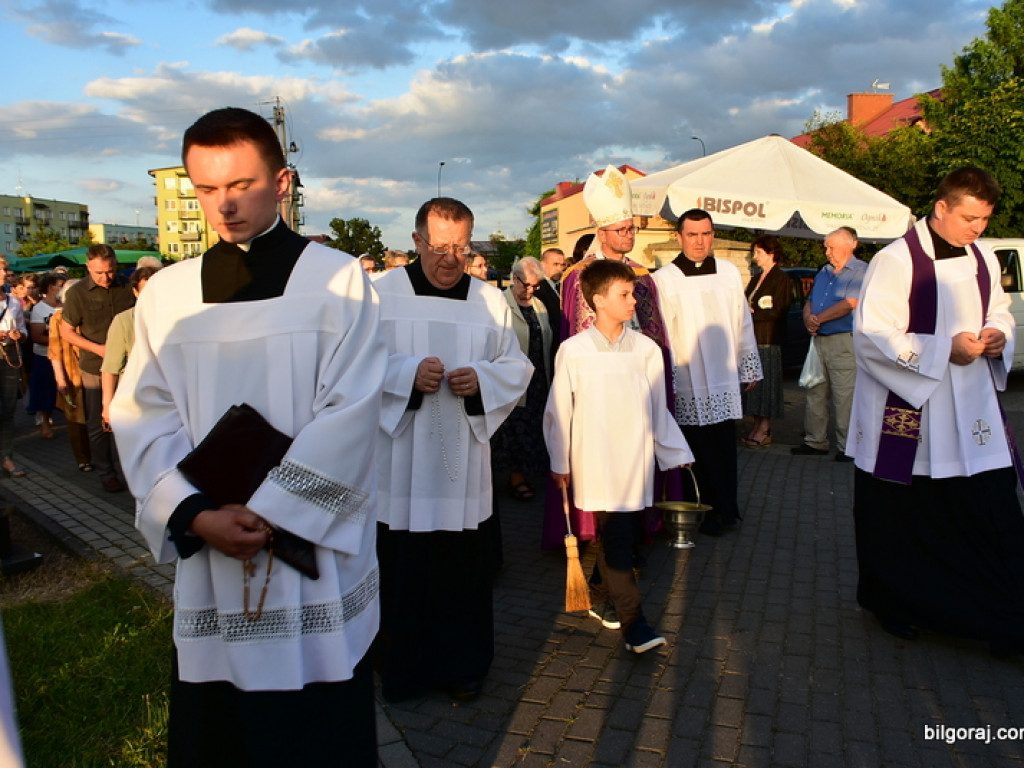 Krzyż epidemiczny w Puszczy Solskiej poświęcony. To już druga karawaka postawiona w związku z epidemią koronawirusa (FOTO)