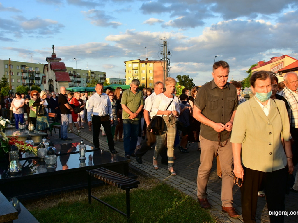 Krzyż epidemiczny w Puszczy Solskiej poświęcony. To już druga karawaka postawiona w związku z epidemią koronawirusa (FOTO)