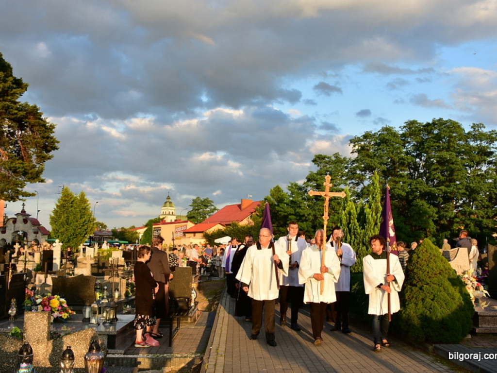 Krzyż epidemiczny w Puszczy Solskiej poświęcony. To już druga karawaka postawiona w związku z epidemią koronawirusa (FOTO)