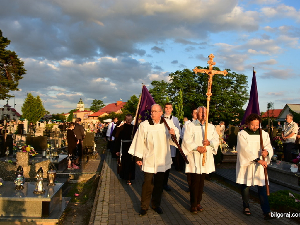 Krzyż epidemiczny w Puszczy Solskiej poświęcony. To już druga karawaka postawiona w związku z epidemią koronawirusa (FOTO)
