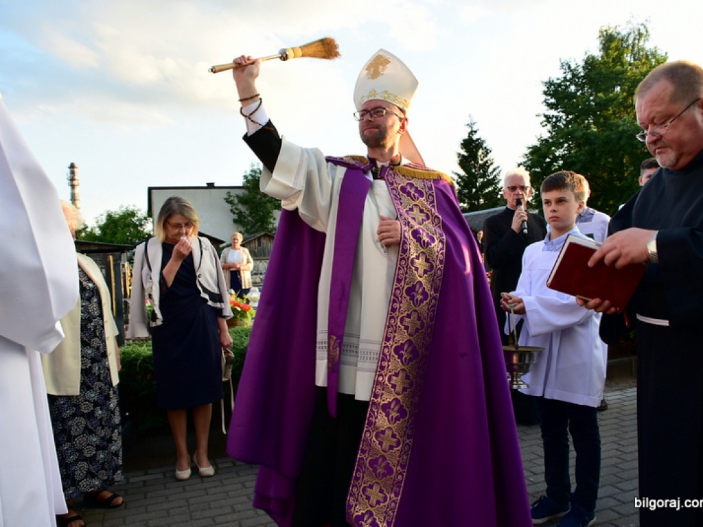Krzyż epidemiczny w Puszczy Solskiej poświęcony. To już druga karawaka postawiona w związku z epidemią koronawirusa (FOTO)