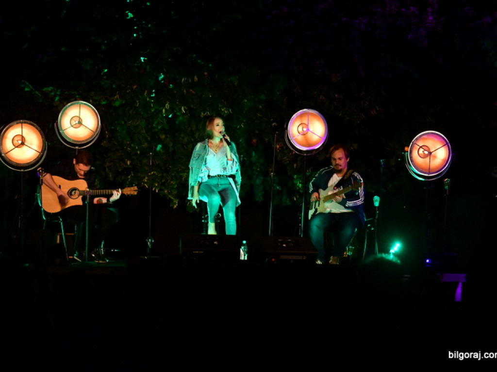 Koncert w cieniu drzewa. Wystąpili Michalina Lipińska i Paweł Skiba (FOTO)