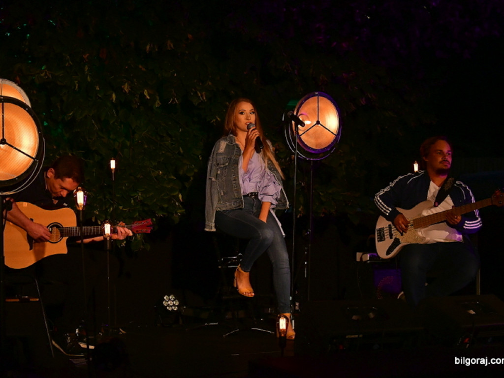 Koncert w cieniu drzewa. Wystąpili Michalina Lipińska i Paweł Skiba (FOTO)