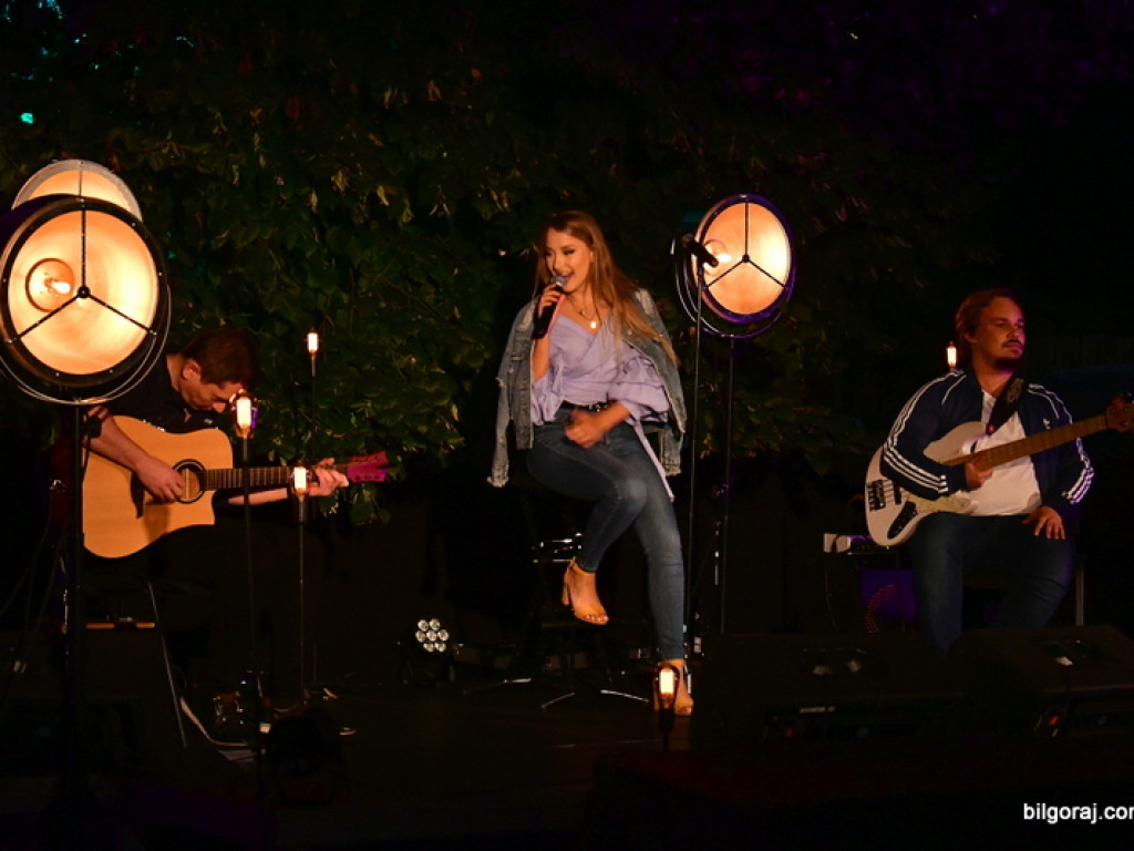 Koncert w cieniu drzewa. Wystąpili Michalina Lipińska i Paweł Skiba (FOTO)